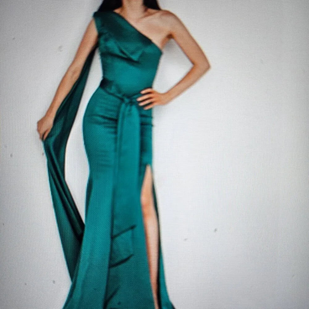 TERANI COUTURE One Shoulder Satin Cape Gown - Image 4